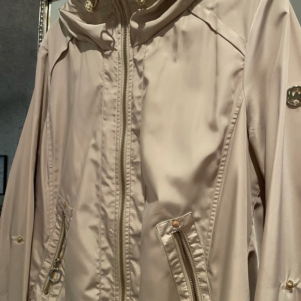 3/4 light Mickael Kors raincoat.